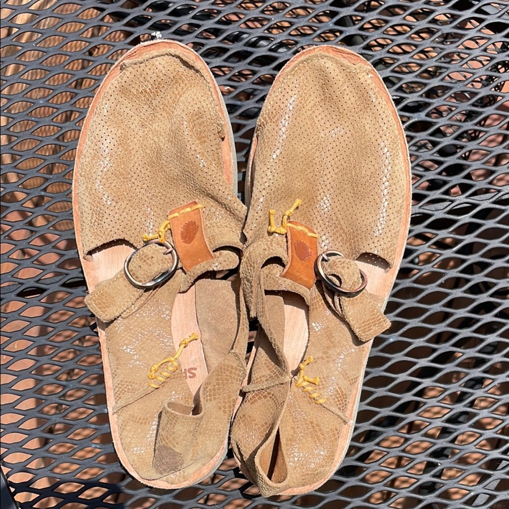 Tan Satorisan sandals